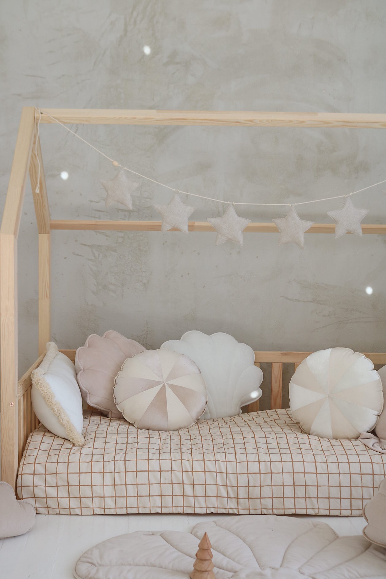 “Cream Pearl” Round Patchwork Pillow
