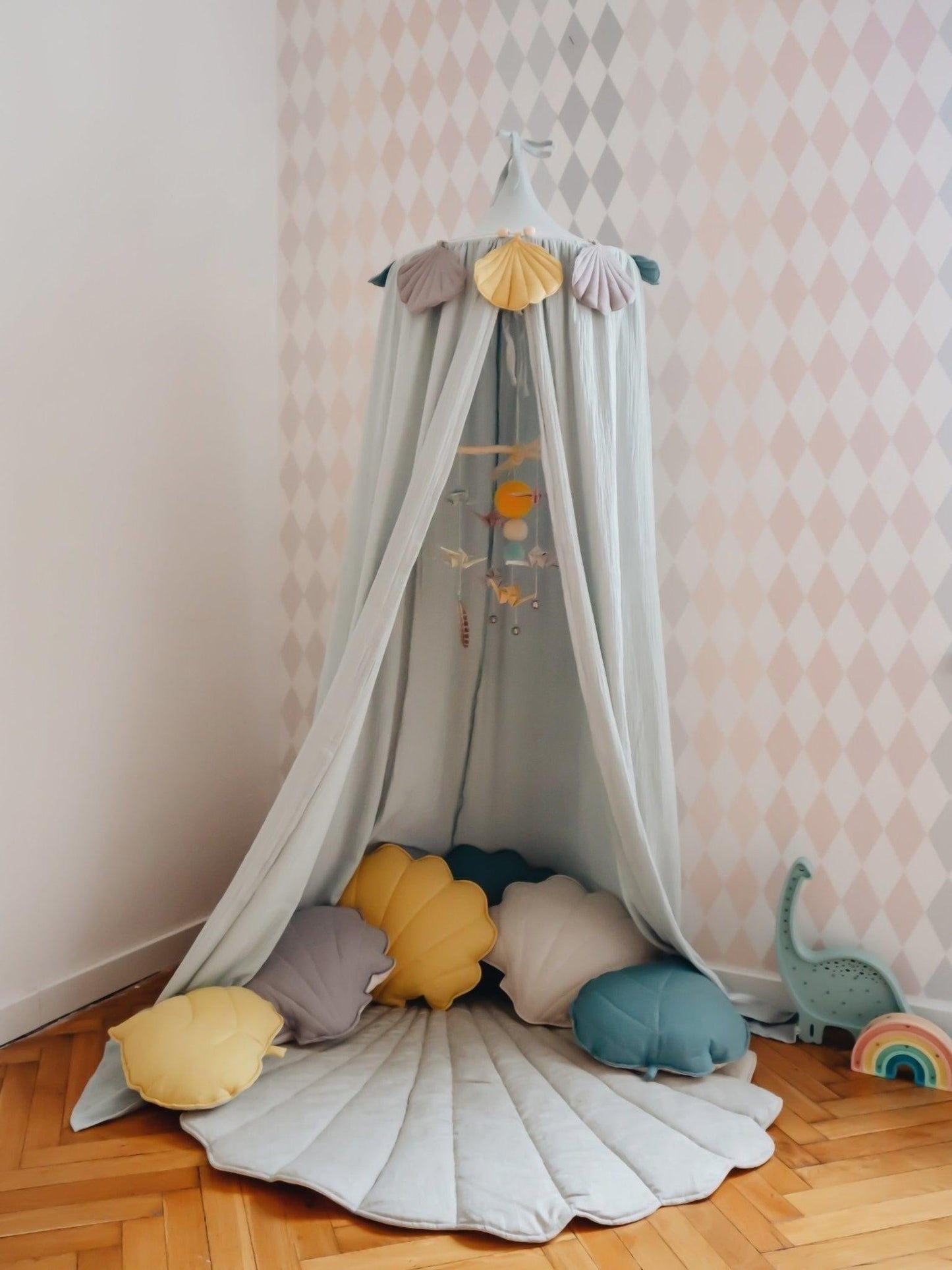 “Eye of the Sea” Linen Garland with Shells