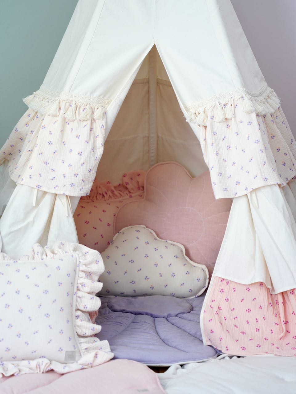 "Forget-me-not" Teepee Tent with Frills and "Light Pink Lily" Flower Mat Set
