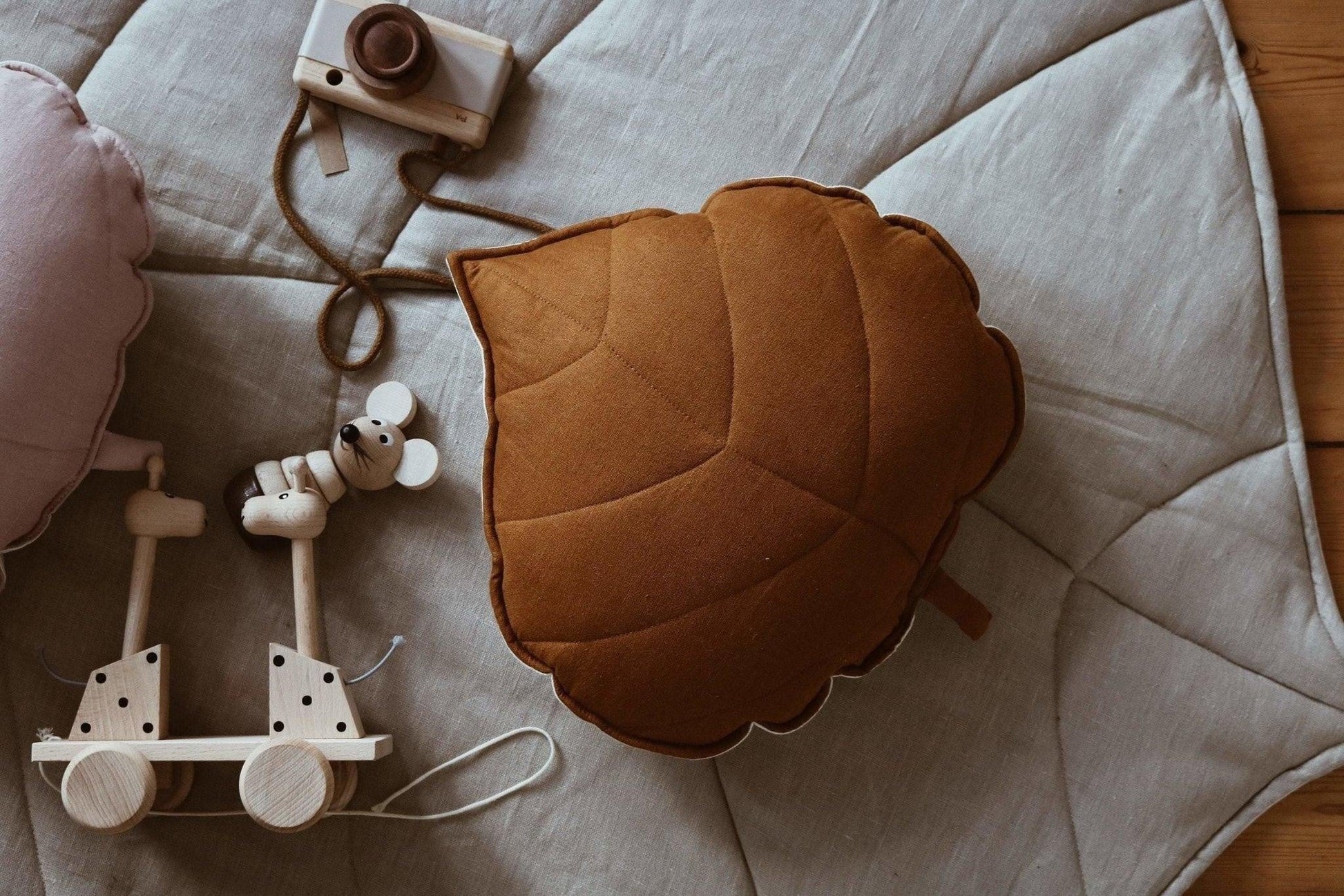 “Caramel” Linen Leaf Pillow