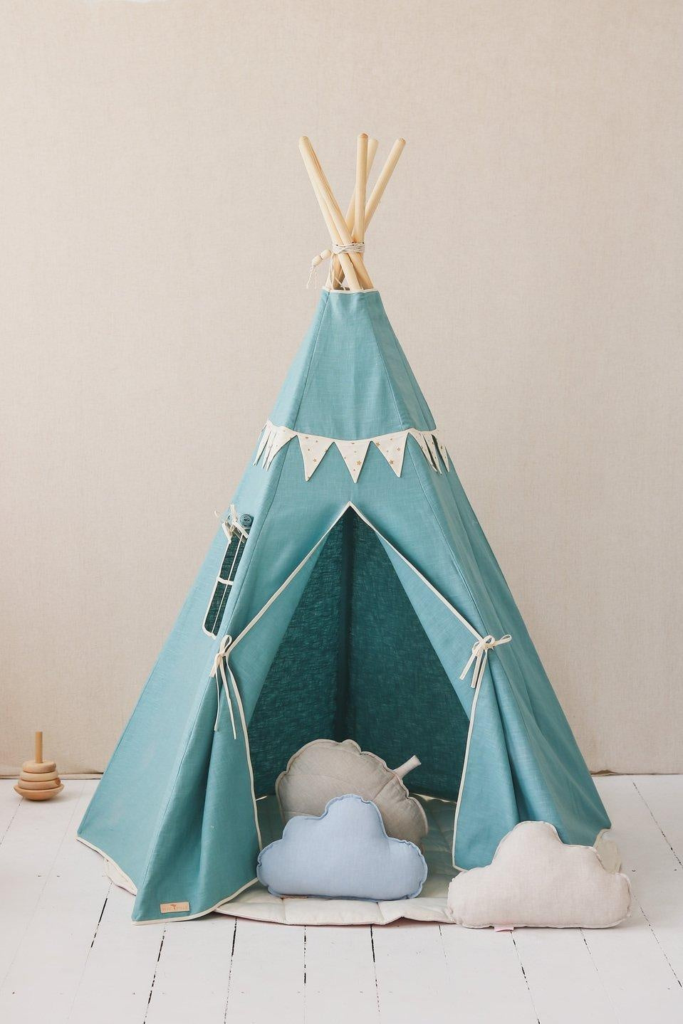 “Gold Star” Teepee Tent with Garland