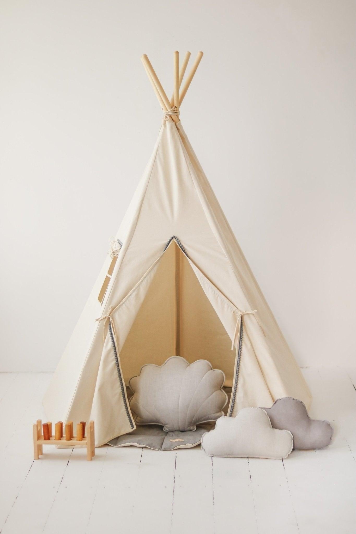 “Grey Pompoms” Teepee with Pompoms and Mat Set