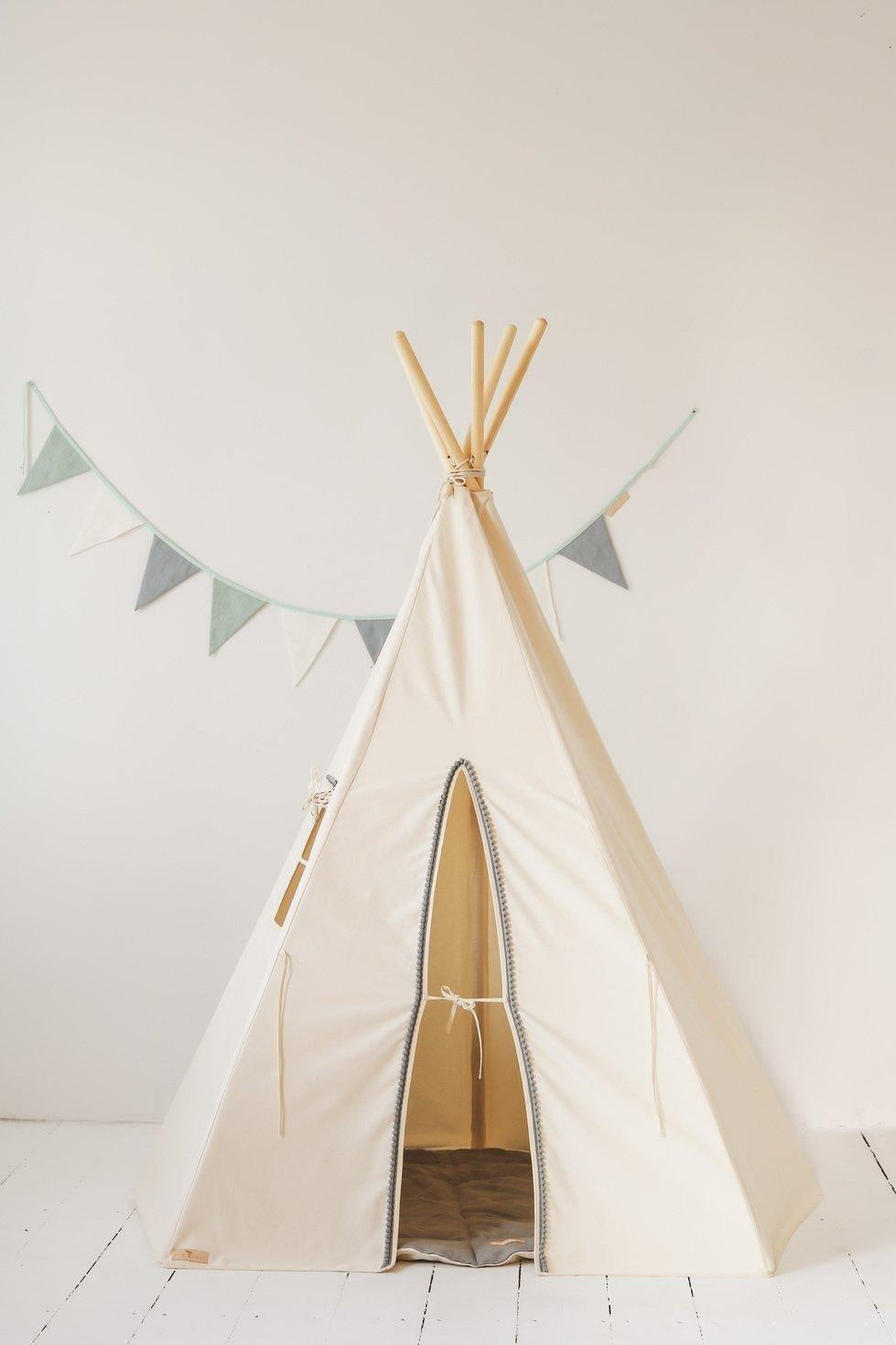 “Grey Pompoms” Teepee with Pompoms and Mat Set