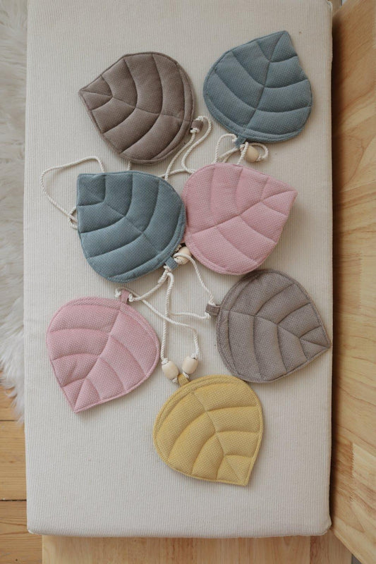 “Pastel Stories” Velvet Garland with Leaves
