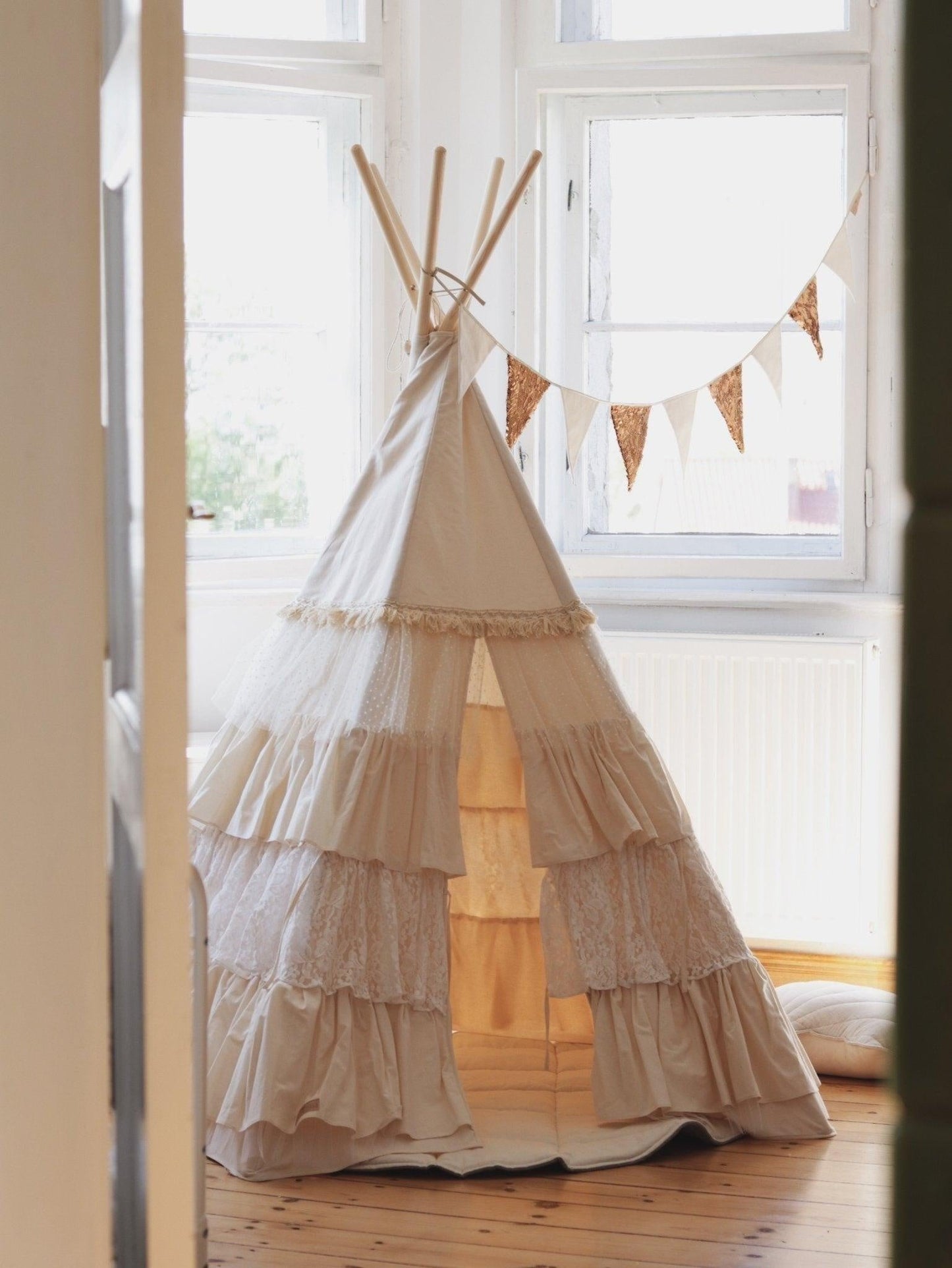 “Shabby Chic” Teepee with Frills and Beige Round Mat Set - Moi Mili